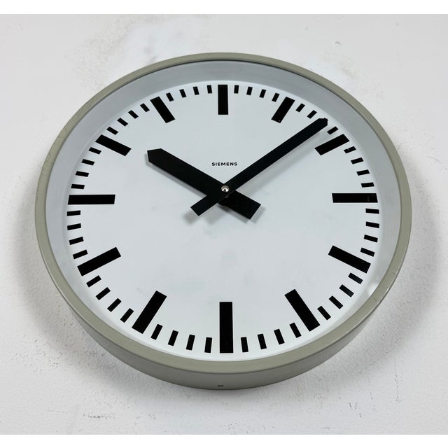 Grey Industrial Factory Wall Clock from Siemens, 1970s For Sale - Image 4 of 17
