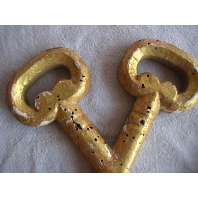 18th Century Pair of Italian Gilded Carved Wood Keys of St Peter For Sale - Image 4 of 6