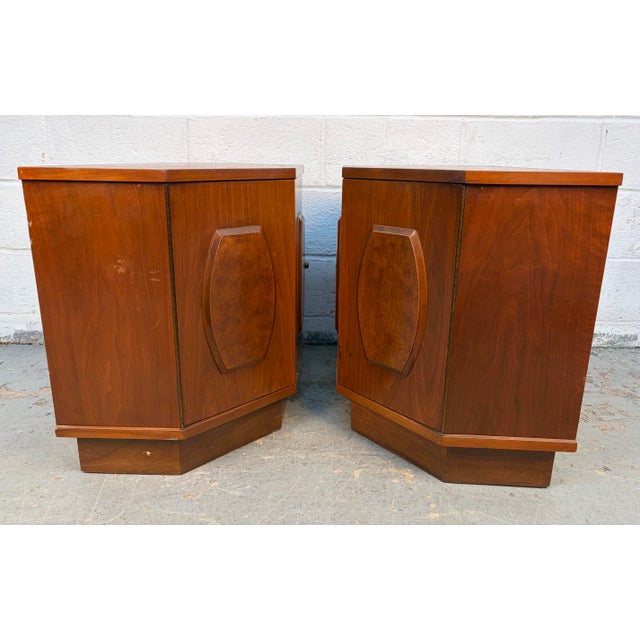 Mid 20th Century Modern Pair of Walnut and Burl Nightstands by Young Manufacturing, Attributed For Sale - Image 11 of 13