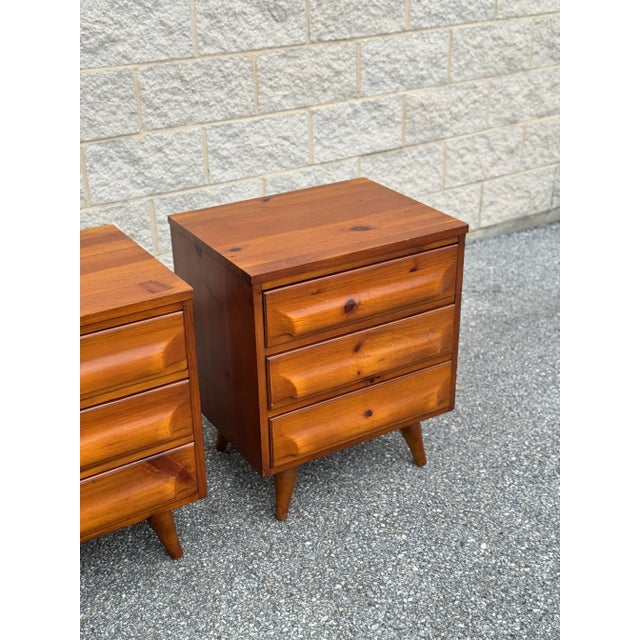 Mid-Century Modern 1950’s Mid Century Franklin Shockey Sculptural Pine 3 Drawer Nightstands - a Pair For Sale - Image 3 of 10