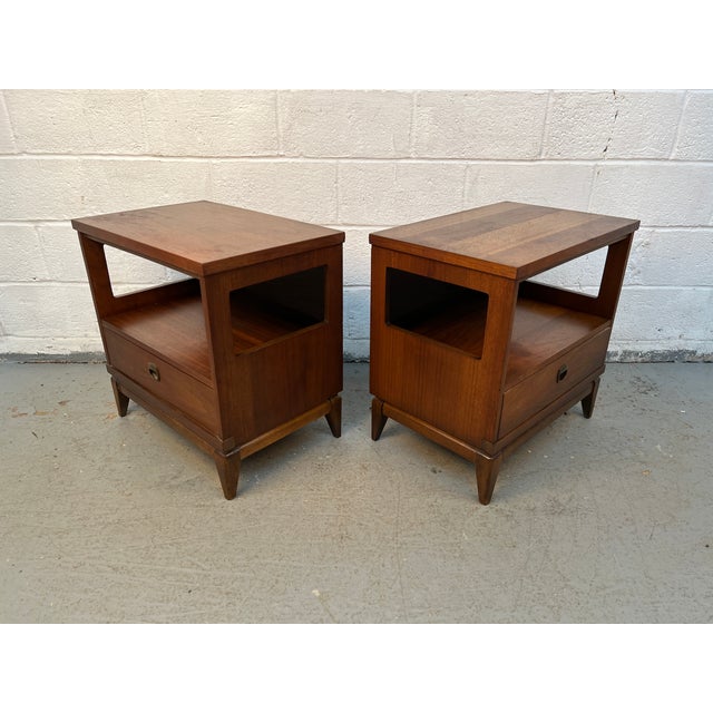 Mid-Century Modern Pair of Mid-Century "Transit" Series Walnut Nightstands by Bassett, Attributed For Sale - Image 3 of 10