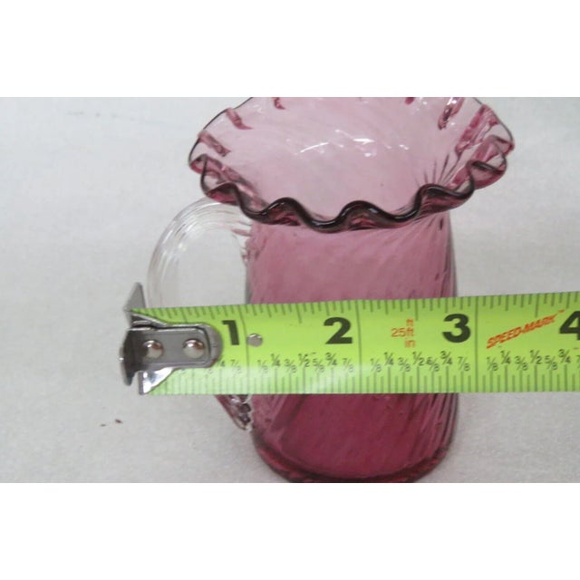 Mid 20th Century Pilgrim Glass Style Cranberry Pink Optic Swirl Ruffled Rim Pitcher Vase For Sale - Image 5 of 10
