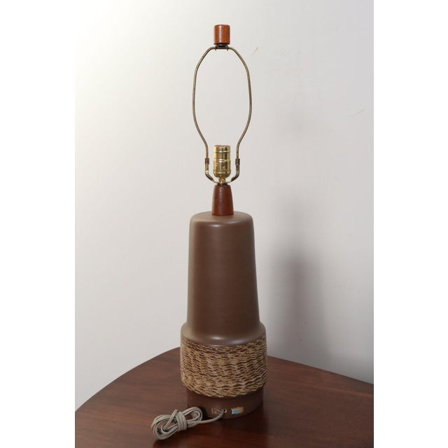 Vintage Brown Ceramic and Walnut Table Lamp With Finial by Gordon and Jane Martz For Sale In New York - Image 6 of 13