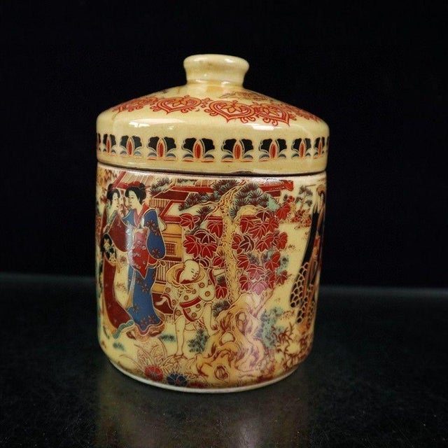 Famille Rose Porcelain Jar With Beauties (Meiren) Motif For Sale - Image 4 of 8