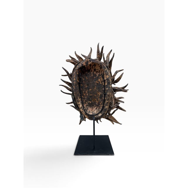 African Large Mid-20th Century African Guéré (Wè) Gela Horn "War" Power Mask on Custom Stand For Sale - Image 3 of 8