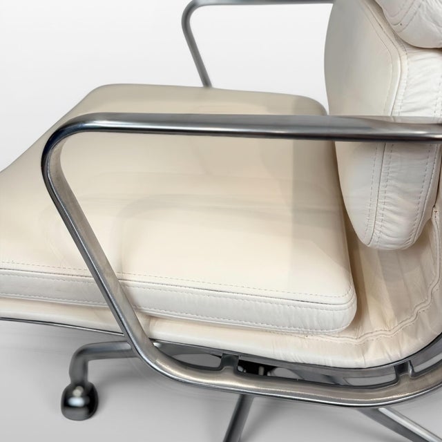 Eames Aluminum Group Soft Pad Management Chair by Herman Miller – Ivory Leather For Sale - Image 10 of 11