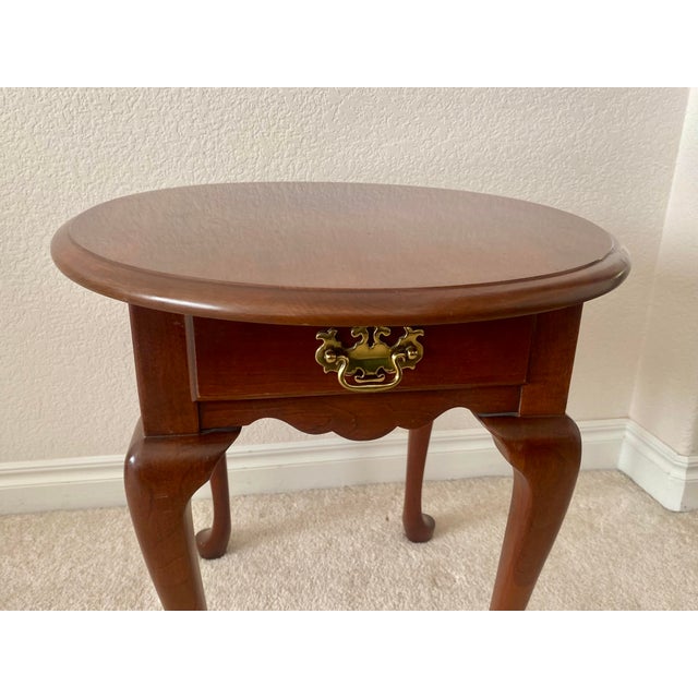Late 20th Century Traditional Pennsylvania House Queen Anne Style Solid Cherry Oval Accent Table With Drawer Excellent Condition. For Sale - Image 9 of 18