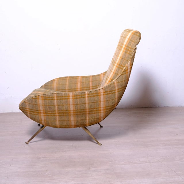 Beautiful original vintage armchair from the 50s, with Scottish fabric and iron feet, typical of that era. Dimensions: Max...