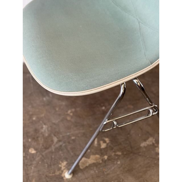 Add Mid-Century Modern utility to your space with this vintage Herman Miller Eames DSS-TA tablet arm chair. It features a...
