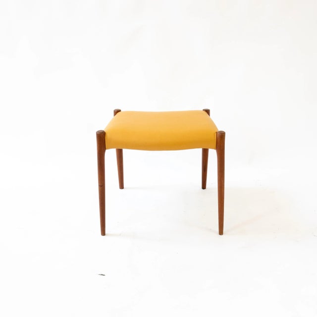 This teak stool by Niels Otto Møller from the 1960s is characterized by its slightly inclined seat and flared legs....