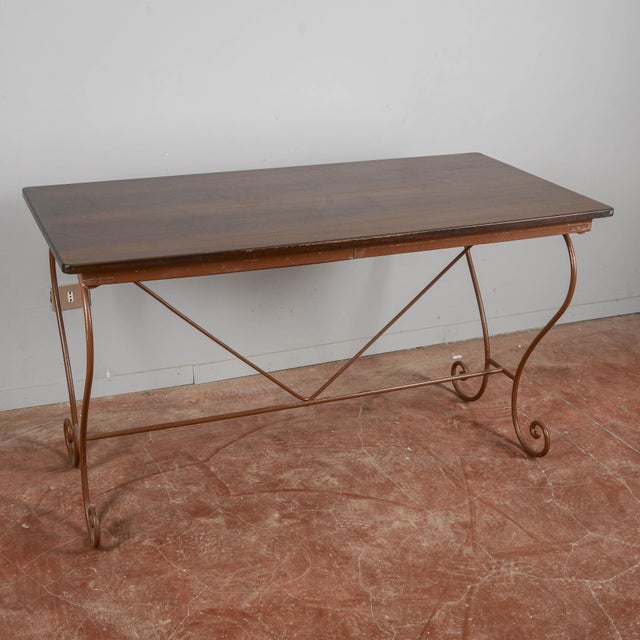 This rustic-style table is an excellent example of 1950s modernism, perfect for lovers of vintage design and period...