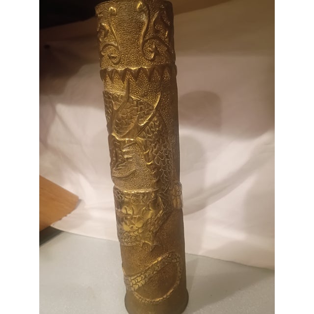 1910s Antique Wwi 1917 French 75mm Brass Trench Art Shell - Hand-Hammered Dragon Relief For Sale - Image 5 of 8