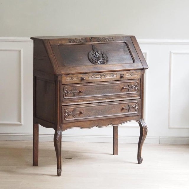 This French writing desk dates from around 1920 and formally follows the Louis XV tradition with its curved body, sloping...