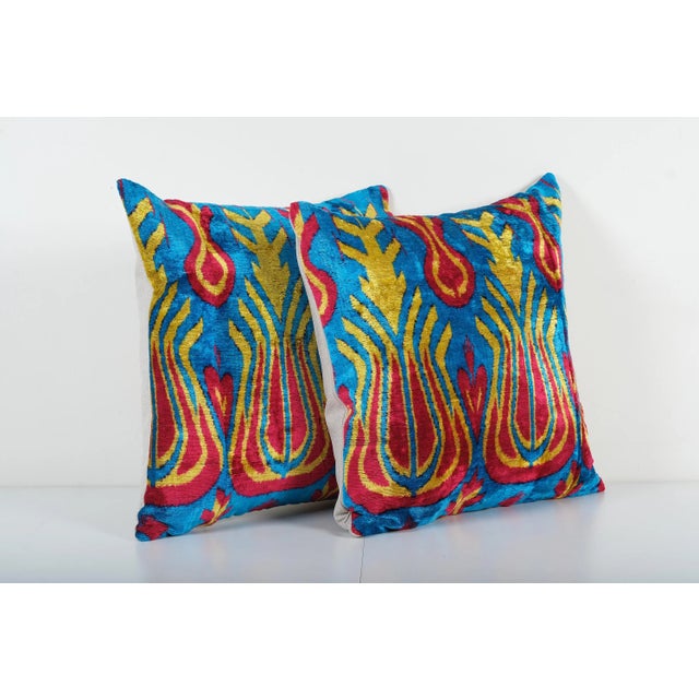 Mid-Century Modern Red and Blue Floral Tulip Ikat Velvet Cushion Cover - A Pair 20'' X 20'' For Sale - Image 3 of 5