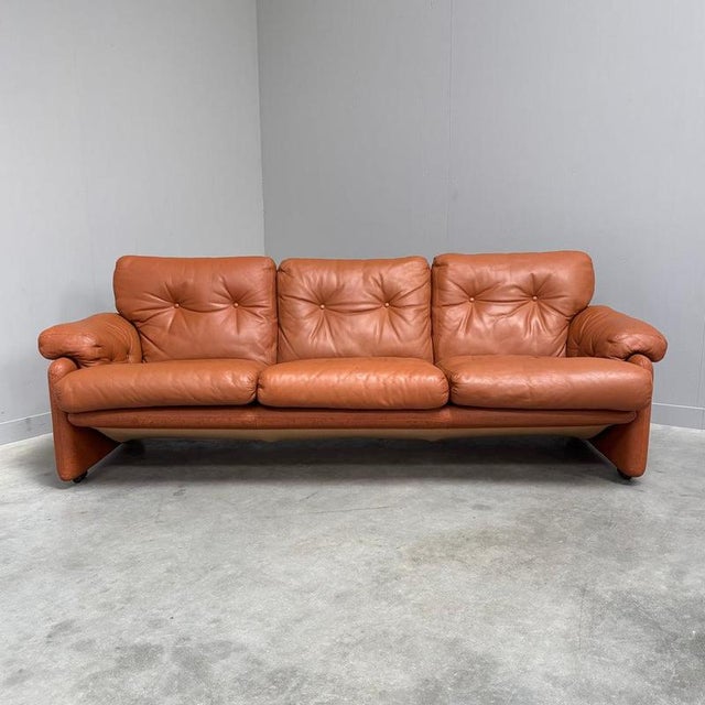 Remarks: Vintage B&B Italia sofa by Tobia Scarpa, model Coronado, Italian design 1960s. In brown / cognac leather...