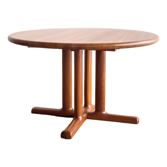 Sculptural Round Extendable Dining Table from Dyrlund For Sale