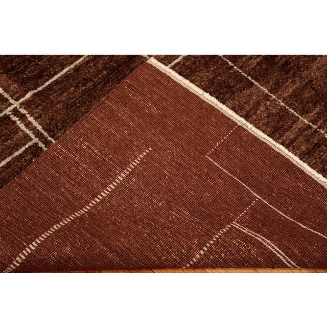 Modern Geometric Transitional Rug For Sale In New York - Image 6 of 6