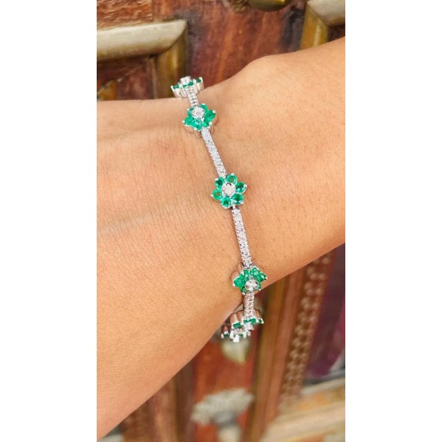 Green Real Diamond and Emerald 12.87 CTS Flower Bracelet by VRJewels For Sale - Image 8 of 14