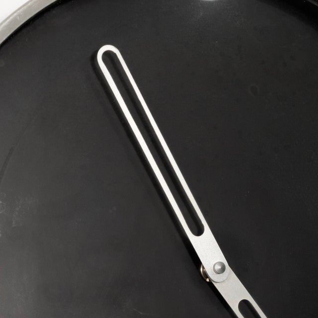 Howard Miller Vintage 1970s Howard Miller Modern Minimalist Black and Silver Wall Clock For Sale - Image 4 of 7