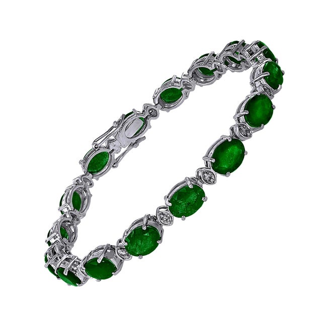 14 Carat Emerald 0.8 Carat Diamond Tennis Bracelet 18 Karat White Gold For Sale - Image 15 of 18