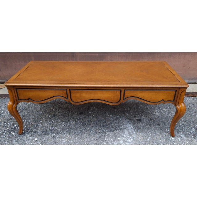 French Provincial Mid 20th Century Weiman Mid Century Provincial Bookmatched Top Fruitwood Coffee Table For Sale - Image 3 of 10