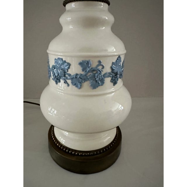 1950s 1950s Vintage Wedgwood Queensware Double Socket Lamp For Sale - Image 5 of 12