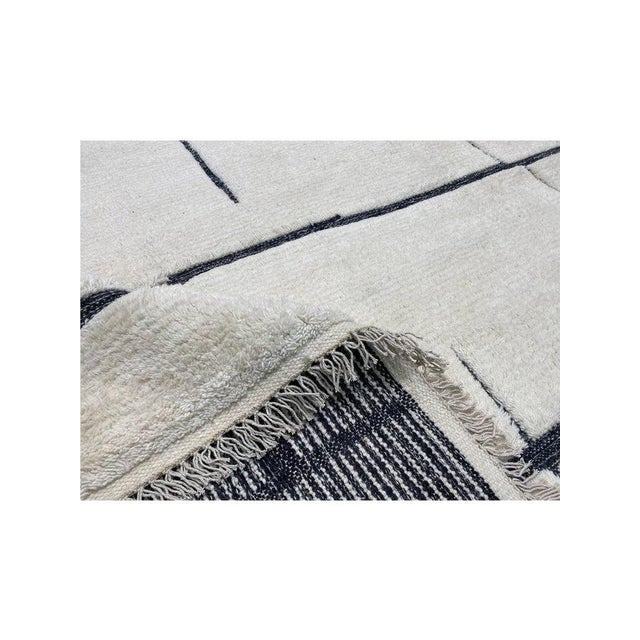 Moroccan 1990s Handwoven Moroccan Area Rug 9x12 For Sale - Image 3 of 11