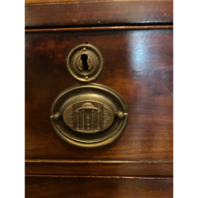Antique English Georgian Chest of Drawers With Pull Out Tray. For Sale In West Palm - Image 6 of 8