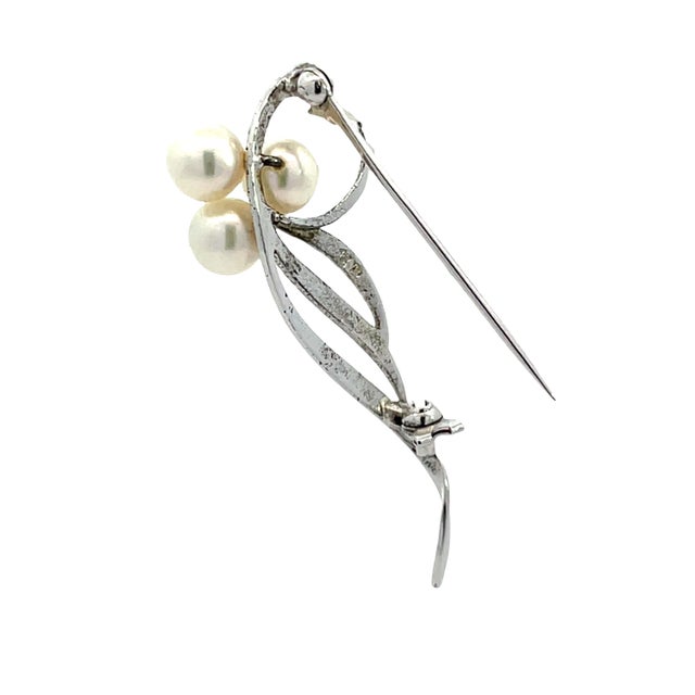 Modern Mid 20th Century Mikimoto Silver Pearl Brooch Pin For Sale - Image 3 of 5