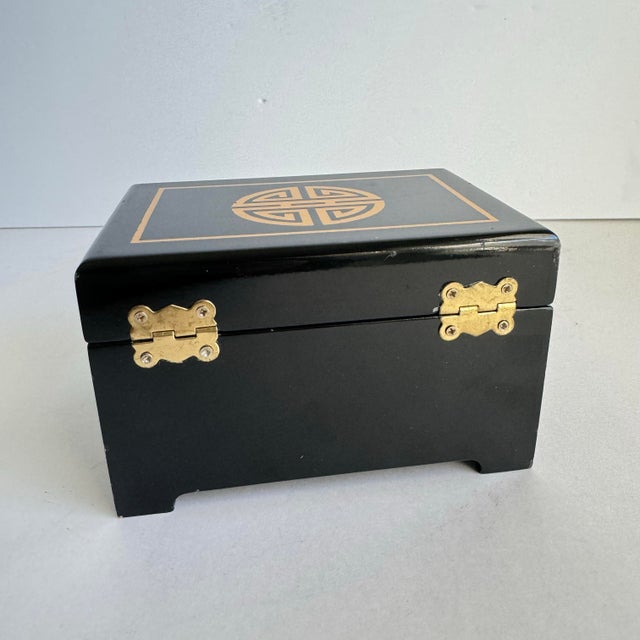 Late 20th Century Chinoiserie Trinket Box Black Lacquer Gold Chinese Medallion Hinged Lid For Sale - Image 5 of 11