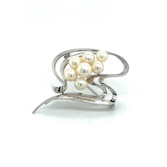 Mikimoto Estate Akoya Pearl Brooch Pin Sterling Silver 8 mm M294 This elegant Authentic Mikimoto Estate Akoya pearl brooch...