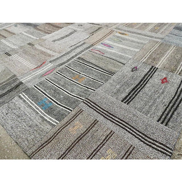 Galerie Shabab Collection Mid-20th Century Vintage Turkish Flatweave Kilim Room Size Carpet For Sale In New York - Image 6 of 7