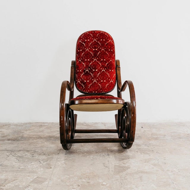 A splendid and elegant vintage rocking chair, a superb example of artisanal cabinetry crafted in the iconic Thonet style...