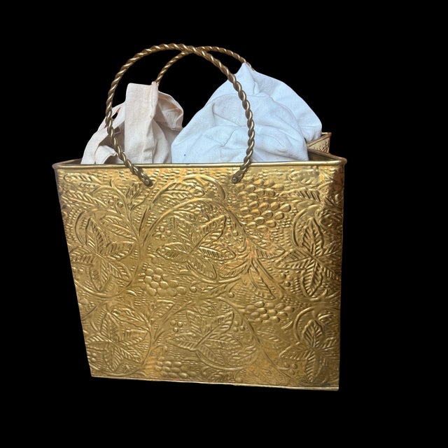 A stylish way to store your reusable shopping bags or other goods. In pristine vintage condition HEIGHT: 16" WIDTH:13"...