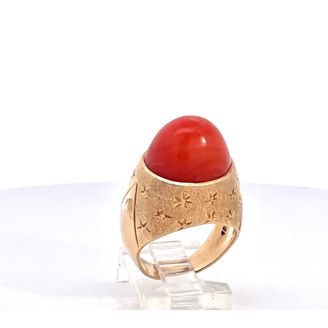 1940s Yellow Gold Mediterranean Coral Cocktail Ring, Unique Design, Size 6.5 For Sale - Image 4 of 8