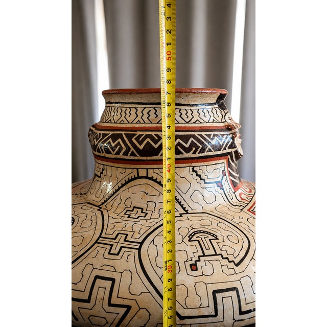 1950s Large Peru Shipibo-Conibo Mahuetá Anthropomorphic Peruvian Pottery Vessel: Kené Pattern Tribal Art Ceramic Vase For Sale - Image 5 of 9