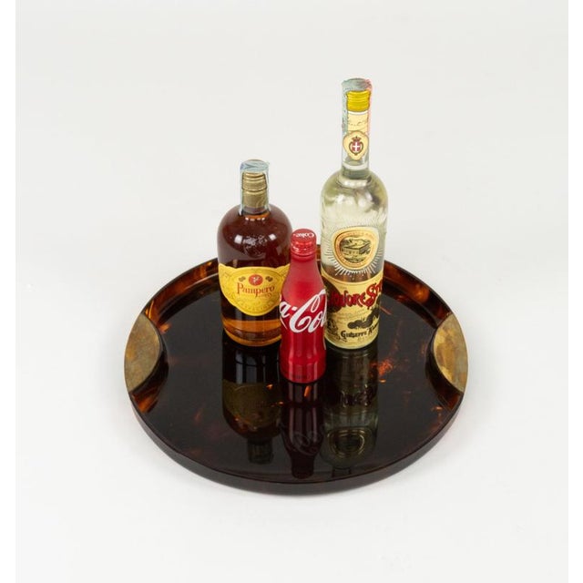 Metal Mid-Century Round Serving Tray in Acrylic Glass Faux Tortoiseshell and Brass, Italy, 1970s For Sale - Image 7 of 16