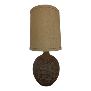 Mid-Century Modern Earth Tone Incised Geometric Ceramic Table Lamp With Shade For Sale
