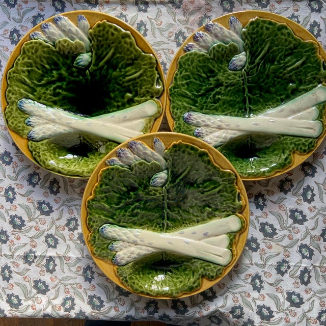 Very elegant and luminous set of three asparagus plates. Unusual asparagus plates with green cabages leaves. This piece is...