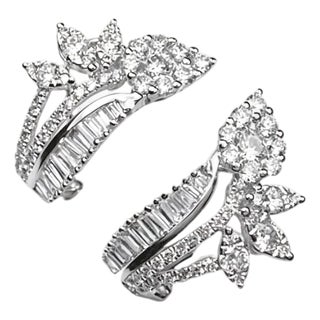 Late 20th Century Pair of 18K White Gold Designer Diamond Flower French Clip Earrings For Sale