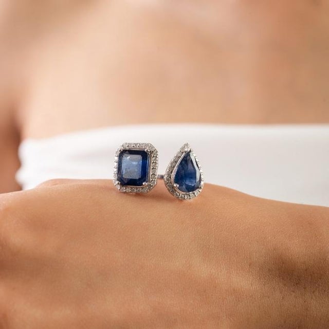 Contemporary 5.32 Carat Deep Blue Sapphire Toi Et Moi Ring With Halo Diamonds in 18k White Gold Size 7 For Sale - Image 3 of 14