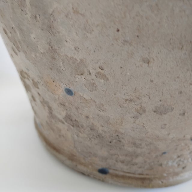 American Antique Late 19th Century New England 2 Gal Churn With Cobalt Blue Tulips For Sale - Image 3 of 17