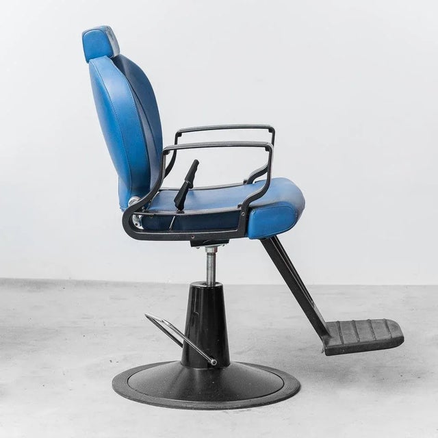 Pair of barber chairs. Blue eco-leather covering. In good condition, with signs of aging, as shown in the photos.