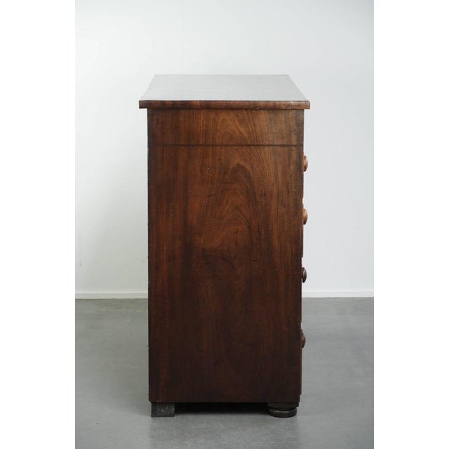 Large Antique English Chest of Drawers/Commode from the Early 19th Century with 5 Drawers and Details For Sale - Image 4 of 13
