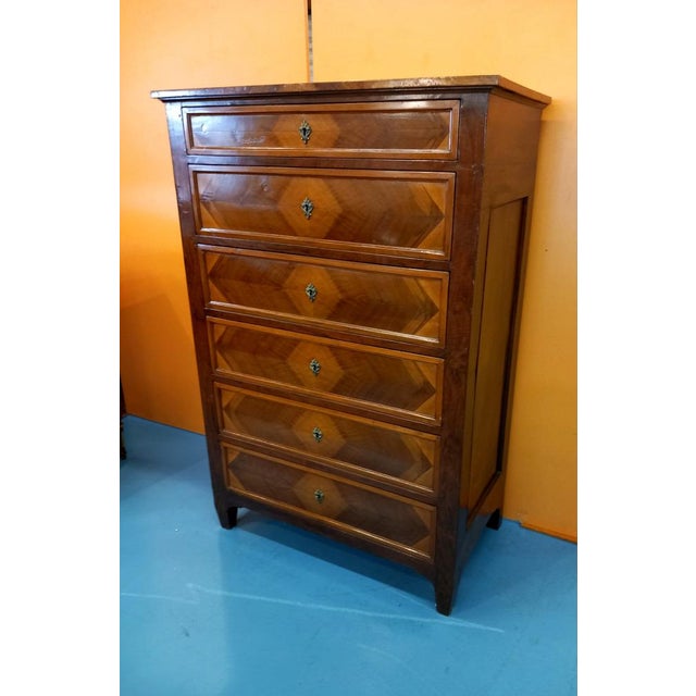 6-container chest of drawers. ITALIAN. With a distinctive light-dark double herringbone effect. Ideal sizes. Solid walnut...
