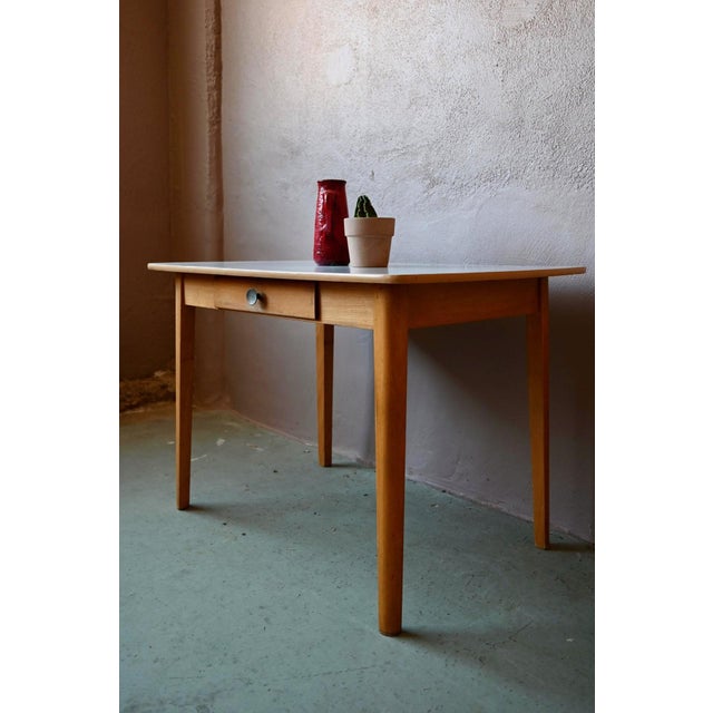 A 1950s table that evokes the charm of kitchens of yesteryear, family breakfasts, and leisurely mornings! Its white...