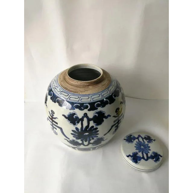 Chinese Blue and White Oriental Porcelain Ginger Jar With Lid For Sale - Image 9 of 10