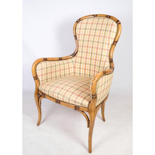 A pair of two armchairs in checkered fabric with wood frames from about the 1920s. Dimensions in cm: h: 103 b: 64 d: 50...