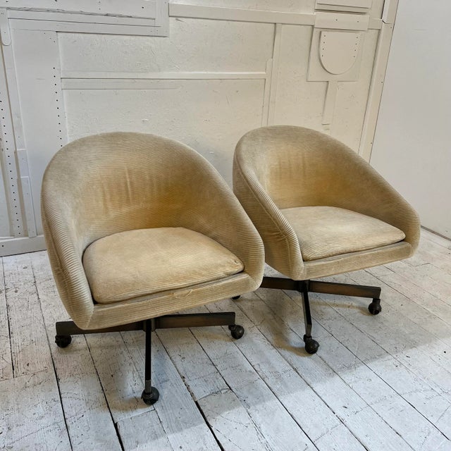 Mid-Century Modern Pair of George Kasparian Cream Office Chairs Swivel Tilt For Sale - Image 3 of 13
