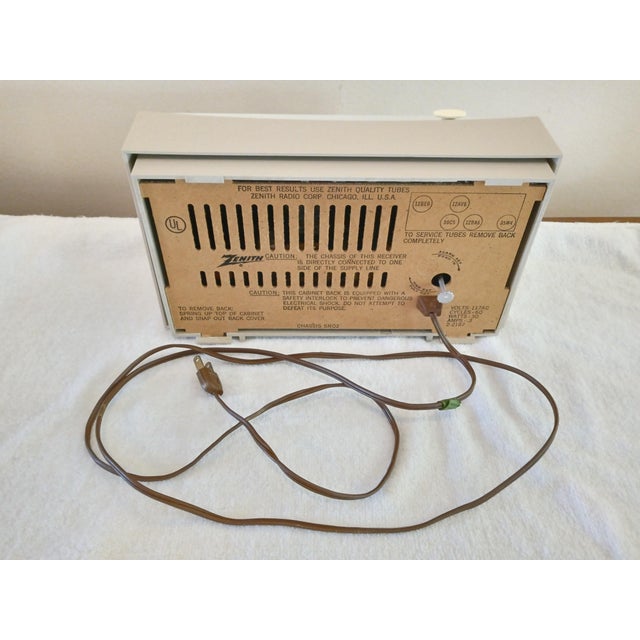 Zenith Vintage 1950's Zenith Tube Clock Radio 5n02 For Sale - Image 4 of 7